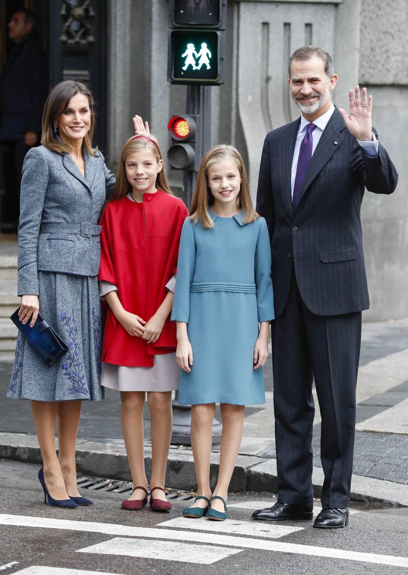La Infanta Sofía, que a sus recién cumplidos 12 años ya es más alta que su hermana, la Princesa Leonor, antes de entrar a la lectura de la Constitución en los actos conmemorativos del 40º aniversario de nuestra Carta Magna, el pasado mes de octubre.
