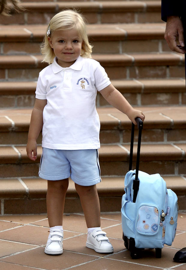 Divertida imagen de la Infanta Sofía con su mochila en su primer día de 'cole'. La pequeña empezó a ir a la guardería de la Guardia Real, en El Pardo, el 11 de noviembre de 2009.