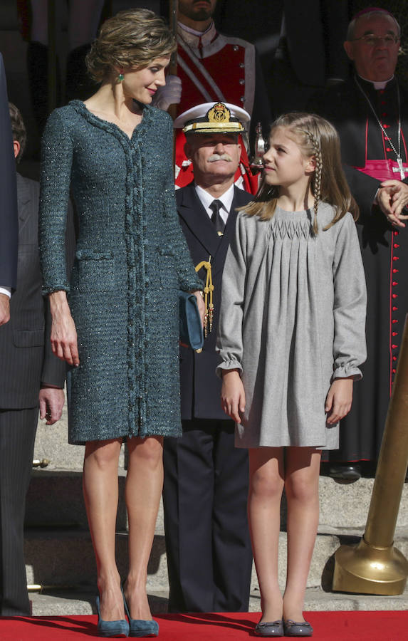 La pequeña Sofía muy atenta a las indicaciones de Doña Letizia durante el acto de apertura de la XII Legislatura en el Congreso de los Diputados de Madrid, el 17 de noviembre de 2016.