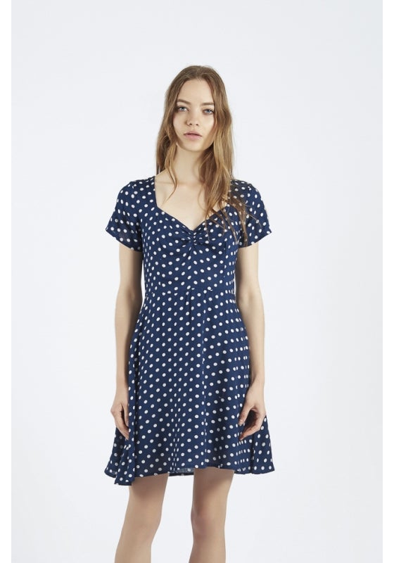 En azul marino y blanco también es una de las opciones para esta primavera (Precio: 36.90 euros)