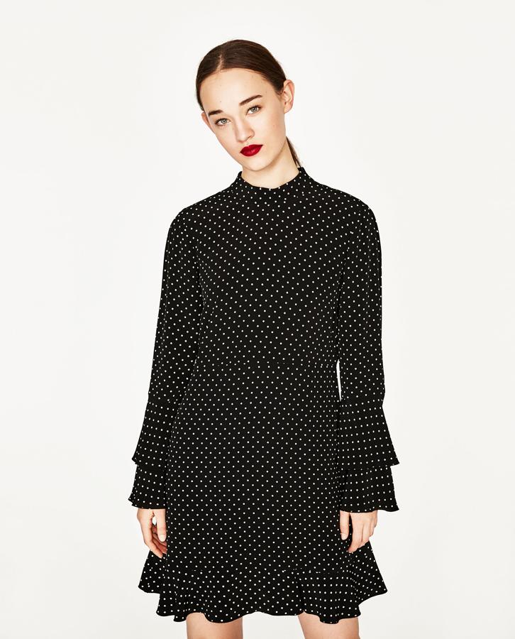 Zara apuesta por la manga y, como no, los volantes (Precio: 39.95 euros)