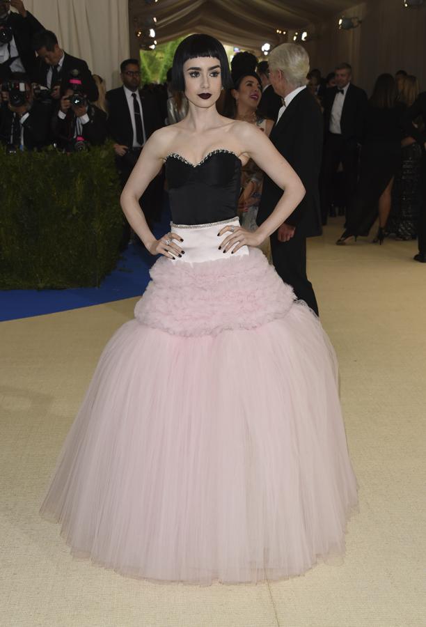 La joven actriz arriesgó con un original peinado y maquillaje para acompañar el vestido de Giambattista Valli