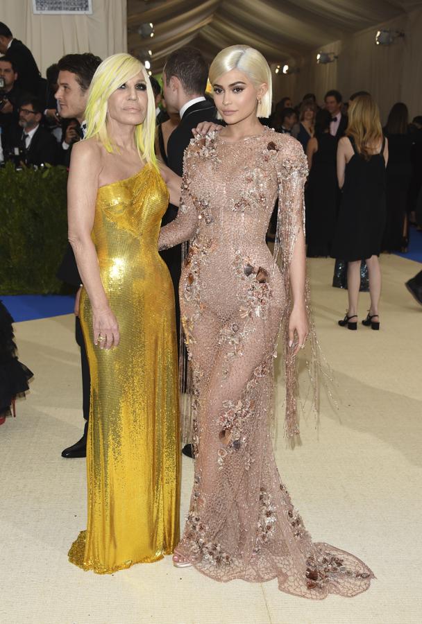 La diseñadora italiana fue la encargada de vestir a la hermana de la modelo Kendall Jenner