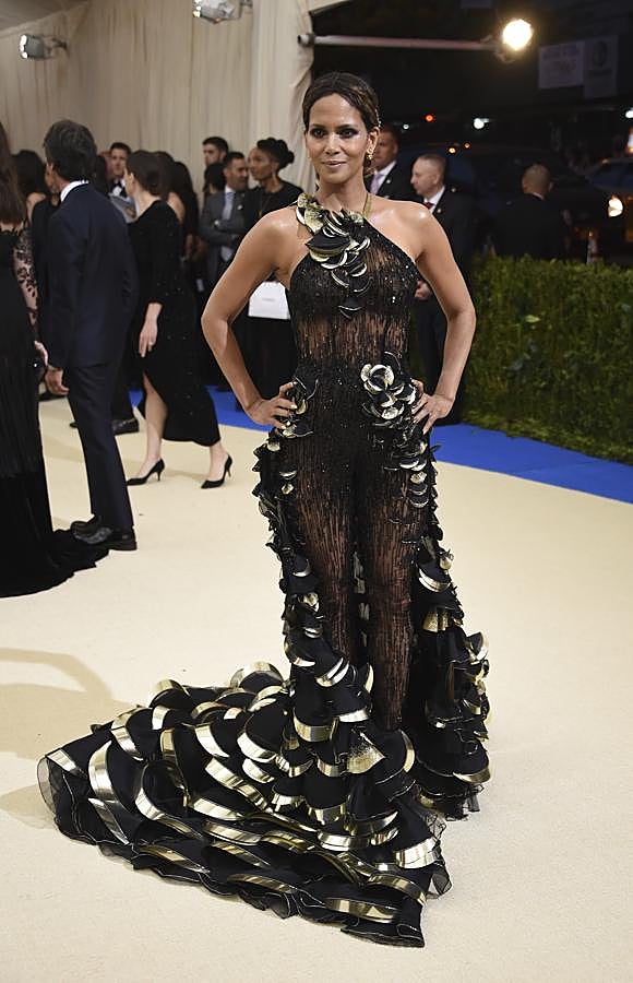 La chica Bond de Atelier Versace en su primera Gala MET