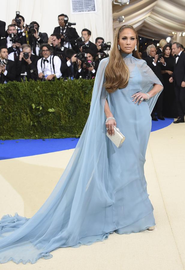 La multidisciplinar artista se decantó por el azul de Valentino