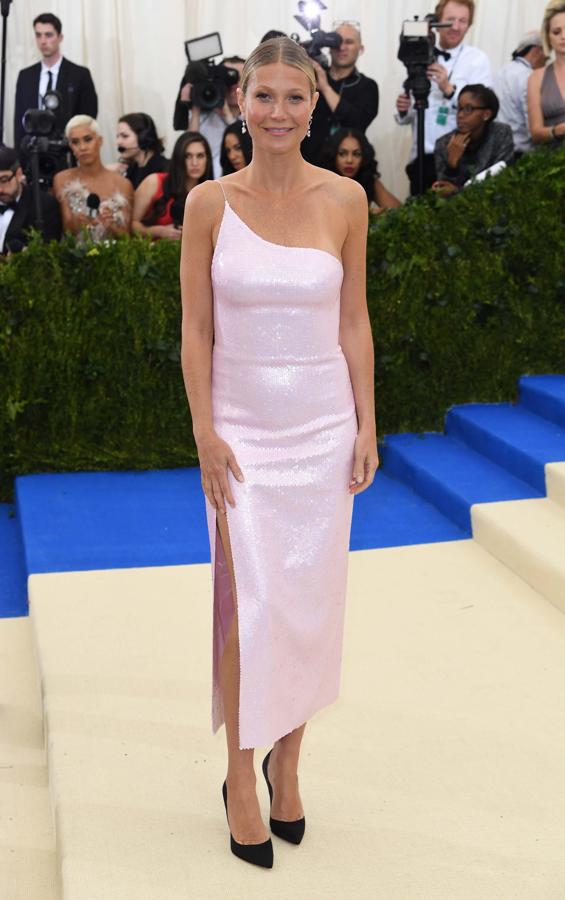 La actriz con un look noventero de Calvin Klein