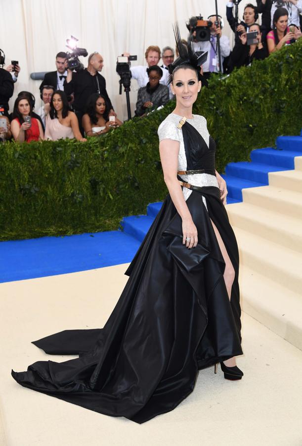 La cantante apostó por Versace para la alfombra roja