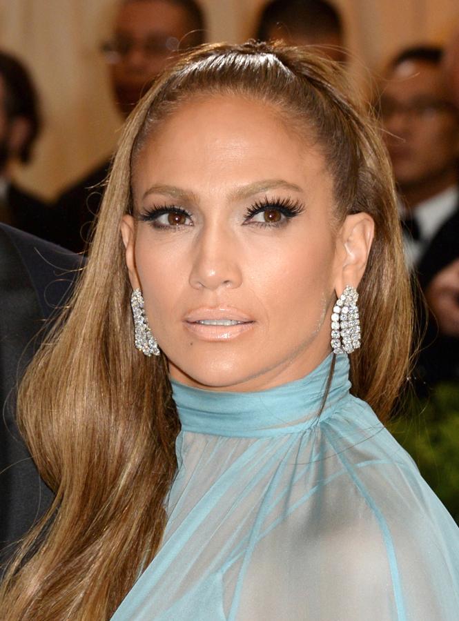 Melena recogida y maquillaje en tonos bronce, la apuesta de JLO