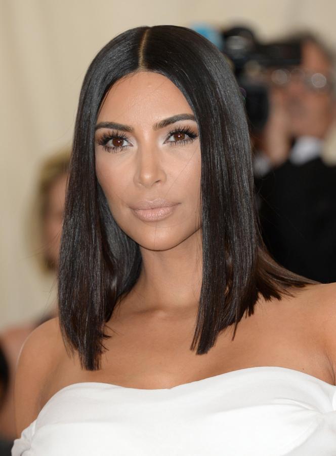 Maquillaje suave y melena suelta extra lisa, la apuesta de Kim Kardashian