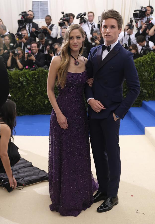 El actor Eddie Redmayne junto a su esposa Hannah Bagshawe