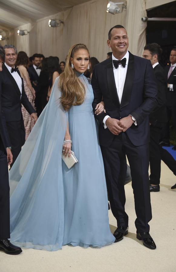 La cantante y actriz posó por primera vez junto a su nueva pareja, el ex jugador de beisbol Alex González