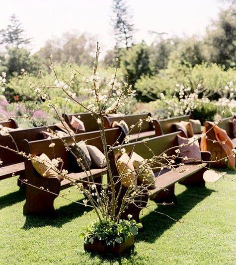 Estos bancos de madera con cojines para una ceremonia al aire libre nos parecen un auténtico acierto (Foto: Pinterest).