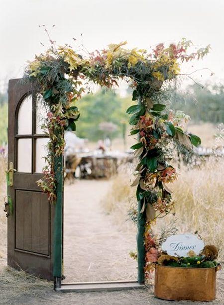 Parece que las puertas de entrada (al campo) son tendencia en la decoración nupcial, y nos parece una idea brillante y muy original (Foto: Pinterest).