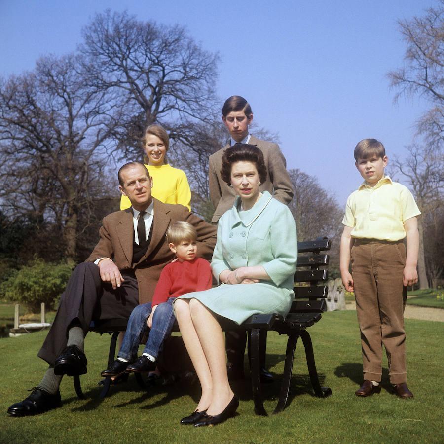 La Reina y el Duque de Edimburgo junto a sus hijos en los jardines de Frogmore House, en el Castillo de Windsor, en 1968.
