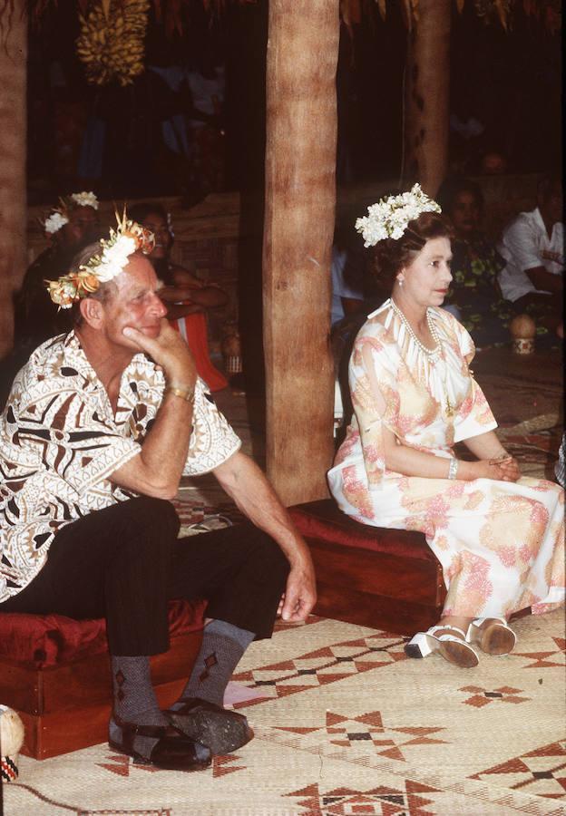 Divertida imagen de la Reina Isabel y Felipe de Edimburgo con una indumentaria inusual durante su estancia en la isla de Tavulu, en 1982.