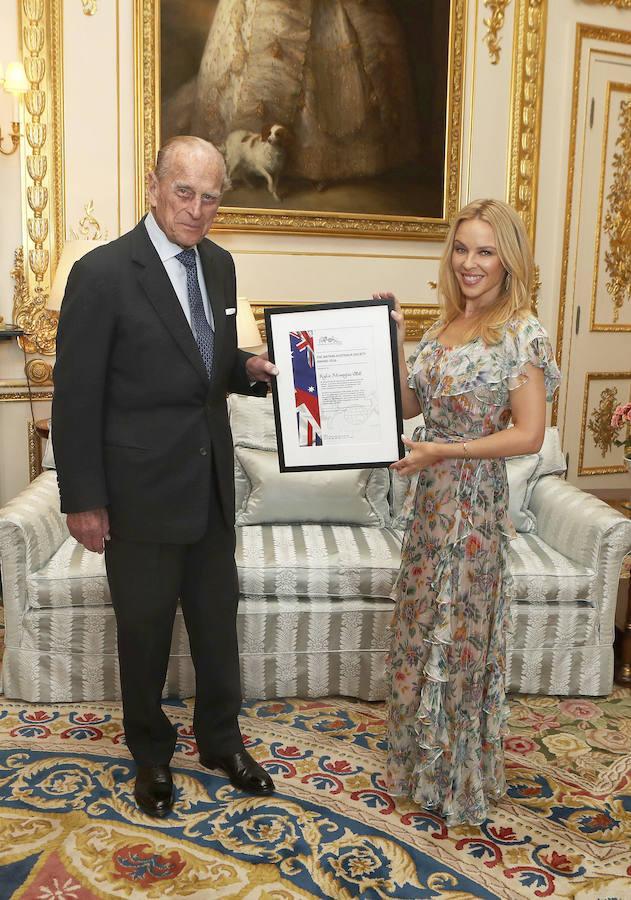 Eso sí, el Duque de Edimburgo siempre ha estado muy bien rodeado... En la imagen, junto a Kylie Minoge hace apenas unas semanas.