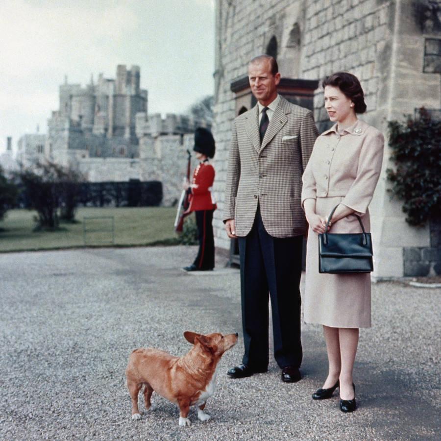 La Reina y el Duque de Edimburgo, en una imagen familiar en el Castillo de Windsor en 1959.