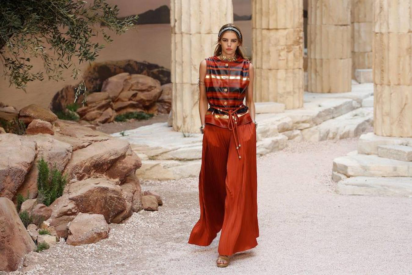 Los tejidos fluidos se apoderan de los maxipantalones y tops a juego.