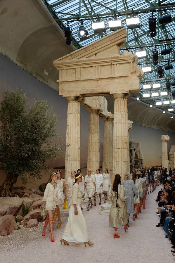 Las prendas de Chanel se adaptan a la figura femenina con tejidos como el tweed, la seda y el lino, el encaje y el crepe