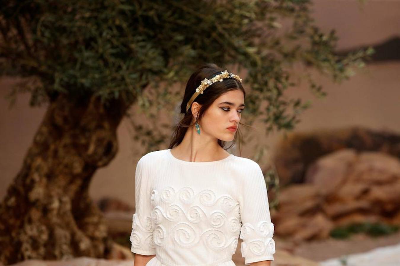 Los looks iban accesorizados con diademas de flores y brillantes.