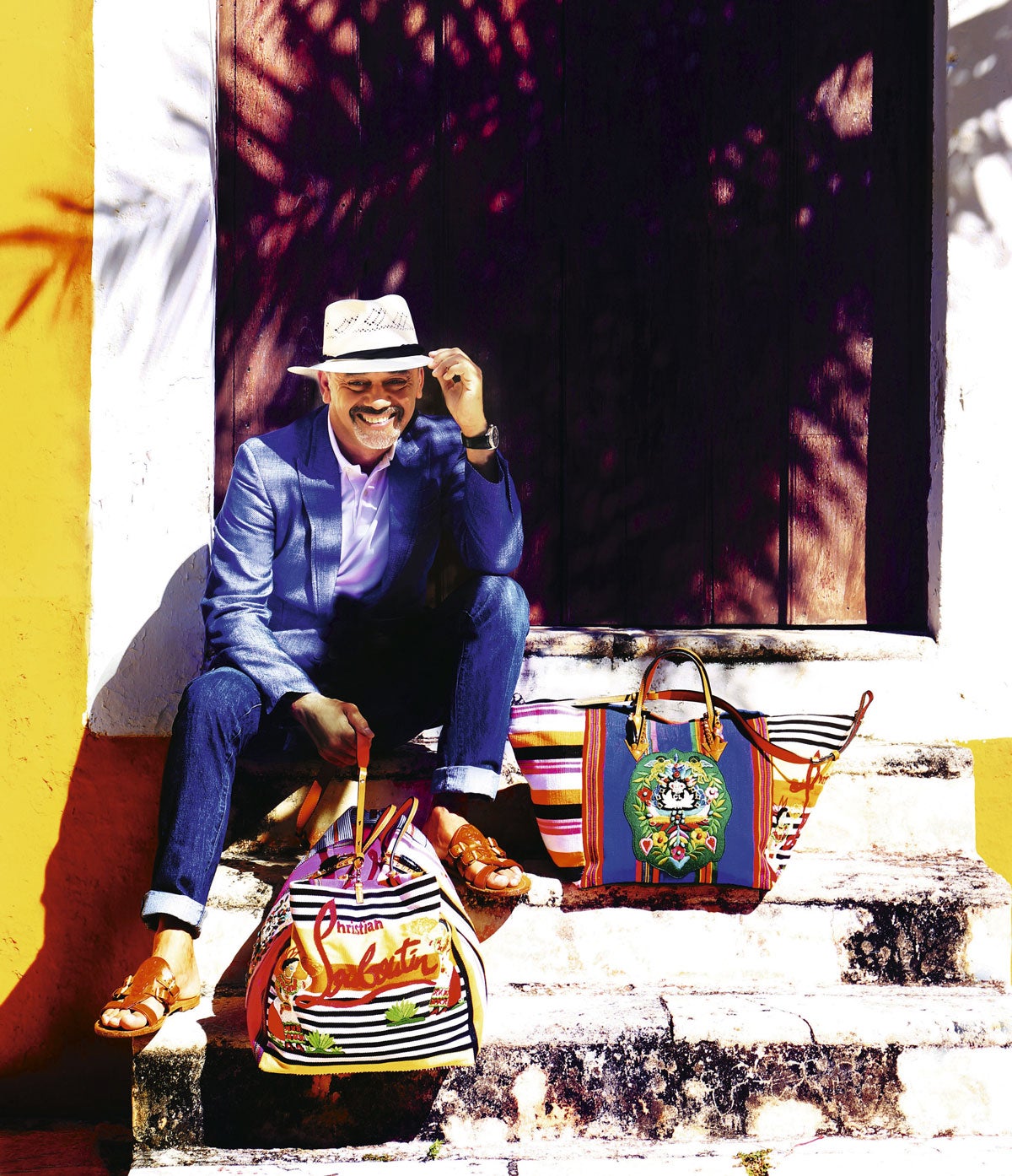 Multicolores, en algodón bordado con flores, rayas y motivos indígenas, así es la nueva colección de bolsos Mexicaba, que el creador francés ha realizado con artesanos mayas de la península de Yucatán. "Además del impacto económico y social que este proyecto ha tenido para más de 100 familias, nos ha enamorado trabajar con el equipo de Louboutin, que nos ha abierto nuevas posibilidades", asegura María Carola Diez, directora de la Fundación Haciendas del Mundo Maya, a la que irán a parar el 10% de los beneficios. "Adoro la diversidad del diseño mexicano, desde la herencia indígena a la española. Mi casa está llena de recuerdos de allí", ha asegurado Christian Louboutin.