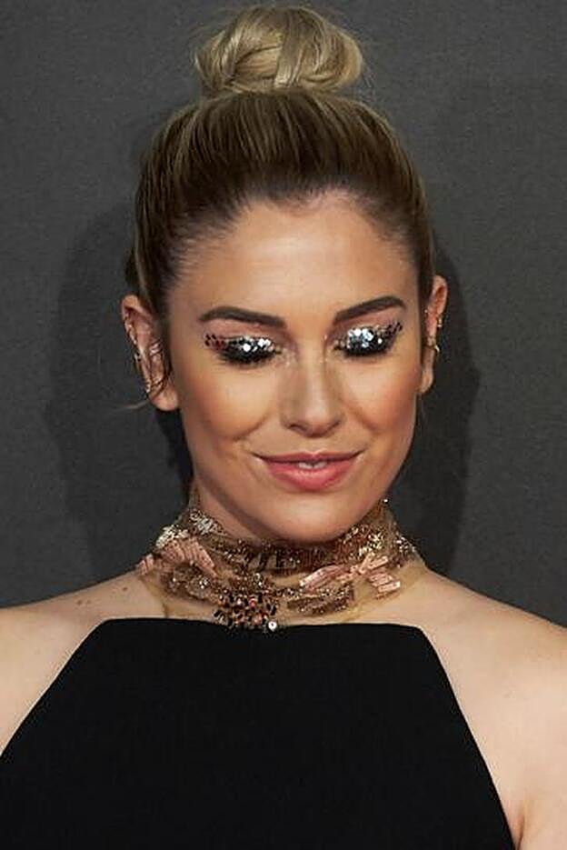 Blanca Suárez con sombras glitter a base de purpurina dorada y plateada en el estreno de 'Las chicas del cable'.