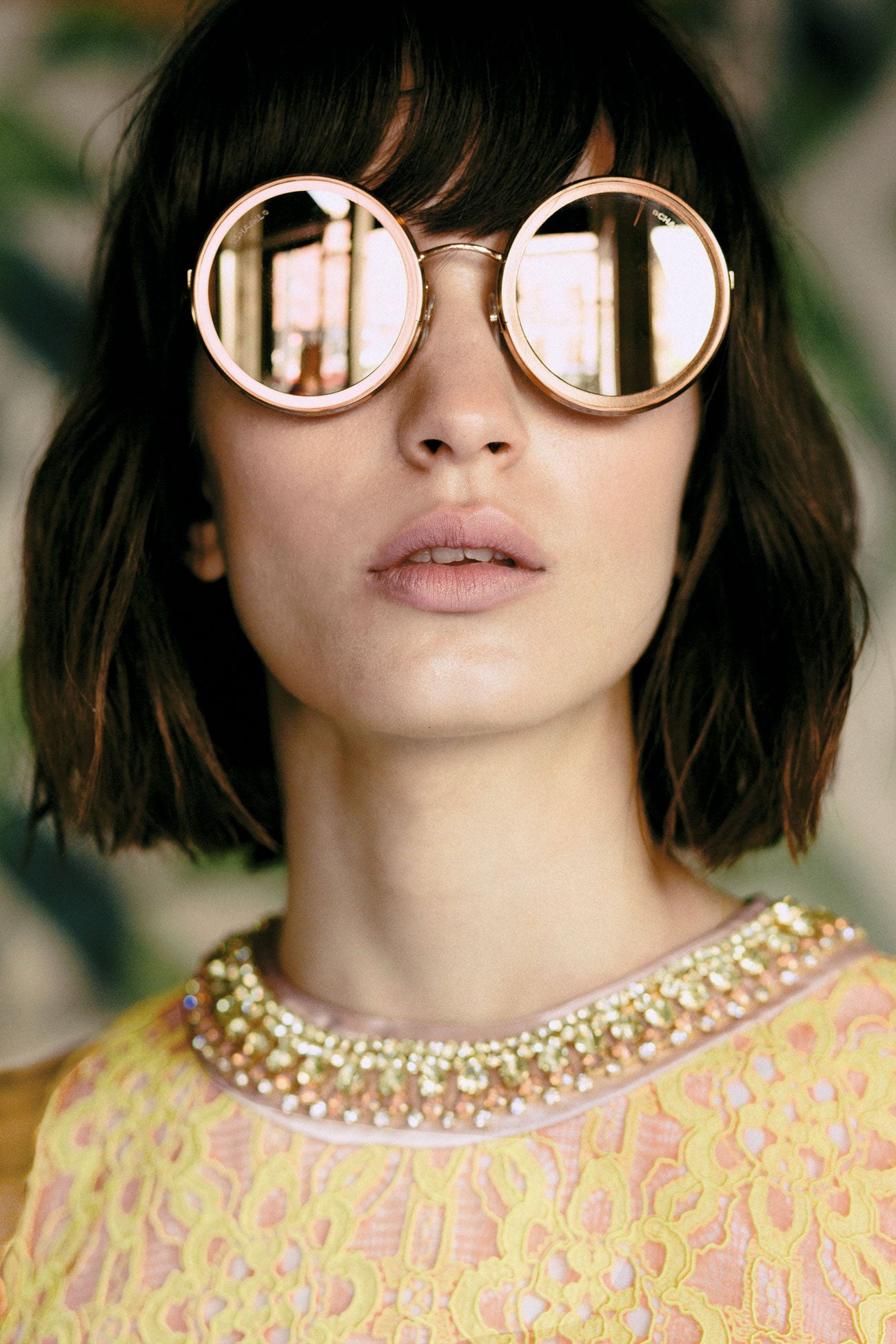 Vestido de Tara Jarmon y gafas de Chanel. Estilismo: Verónica Suárez. Maquillaje y peluquería: José Belmonte (Cool) para Bobbi Brown y Manu Fernández (Cool) para Redken. Asistente de fotografía: Jorge Cámara. Asistente de estilismo: Jorge Gilarranz.