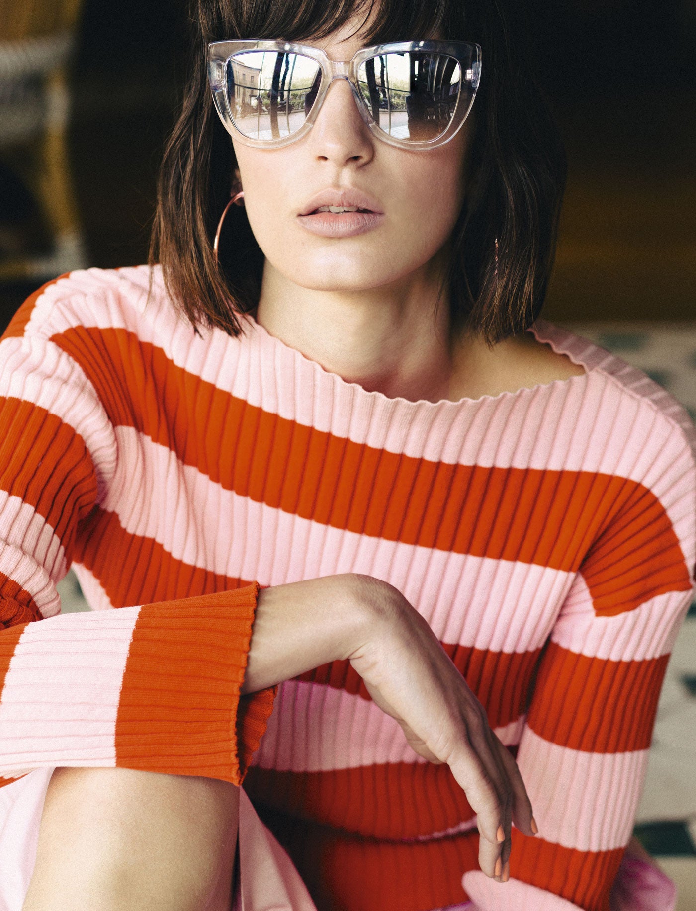 Jersey y falda, de Moca Couture; los pendientes son de Aristocrazy. Gafas de Multiópticas. Estilismo: Verónica Suárez. Maquillaje y peluquería: José Belmonte (Cool) para Bobbi Brown y Manu Fernández (Cool) para Redken. Asistente de fotografía: Jorge Cámara. Asistente de estilismo: Jorge Gilarranz.