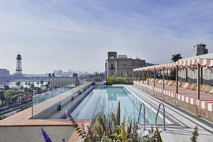Su azotea, pero sobre todo, su piscina, han convertido Soho House en uno de los puntos calientes de la Ciudad Condal. www.sohohousebar-celona.com.
