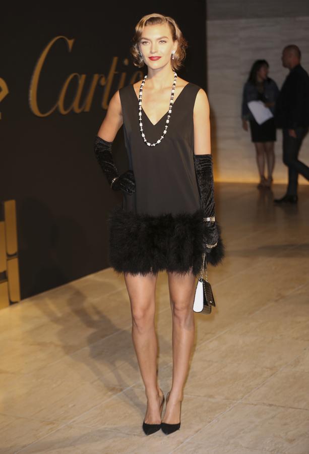 La modelo con un minivestido estilo años 20 en la fiesta