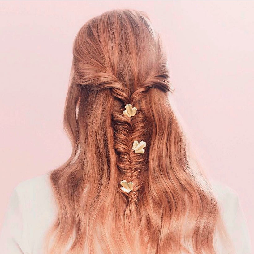 Los abalorios son los que te diferenciarán del resto de trenzas, puedes distribuirlos a lo largo de ella o ponerlo al comienzo/final del recogido.