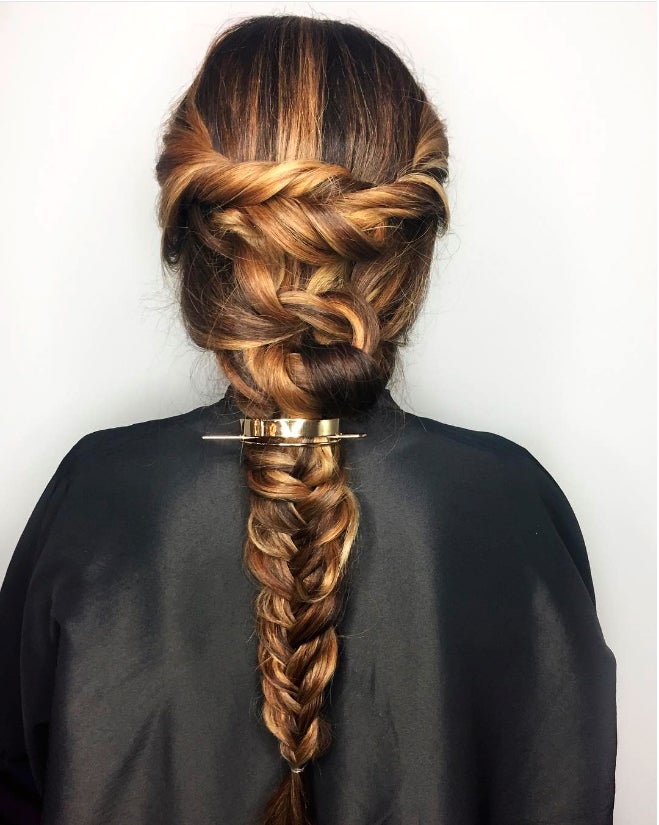 Mezclar diseños como en la foto: nudos y trenzas, y dividir las aprtes por un broche es una apuesta beauty que nos encanta.