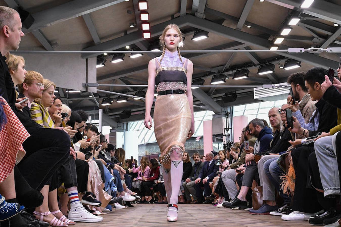 La tendencia 'athleisure' llega a Prada que convierte a las zapatillas en sensuales zapatos con tacón de aguja.