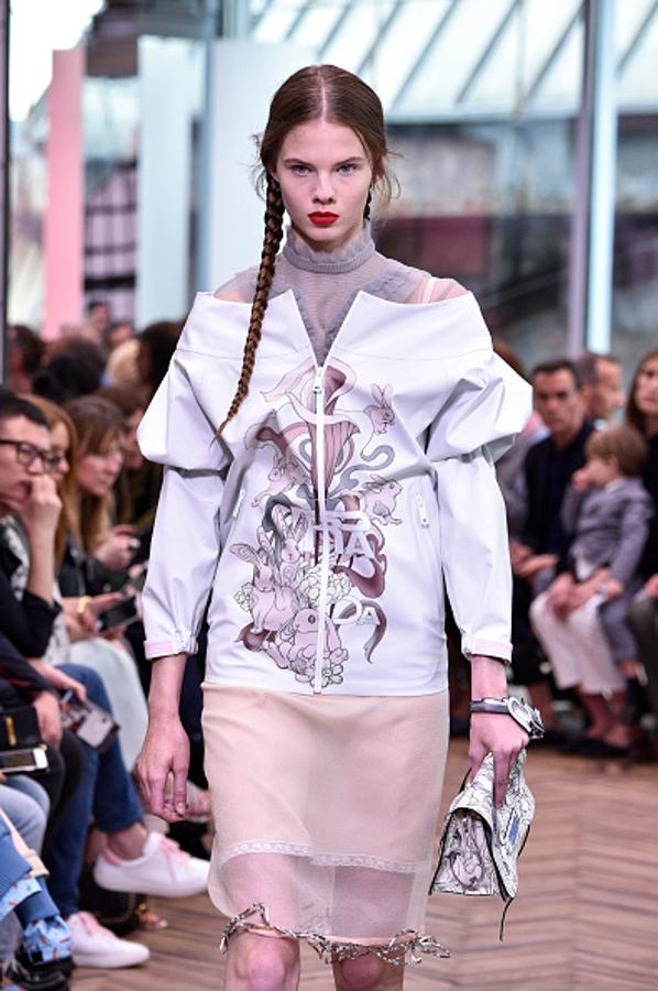 Las chaquetas impermeables + falda de estilo lencero