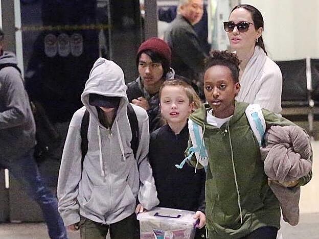 Angelina Jolie realiza muchos viajes junto a sus hijos.