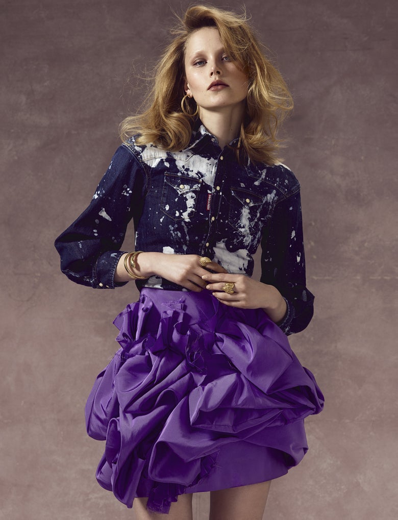 Camisa denim con efecto desteñido y falda de raso, de Dsquared2. Aros, anillos y brazalete de Aristocrazy. Estilismo: José Herrera. Maquillaje y peluquería: Leo Pereira (Talents) para Benefit y Redken.Asistente de fotografía: Luca Iani. Asistentes de estilismo: Fran Jymz y Samuel Sanz.