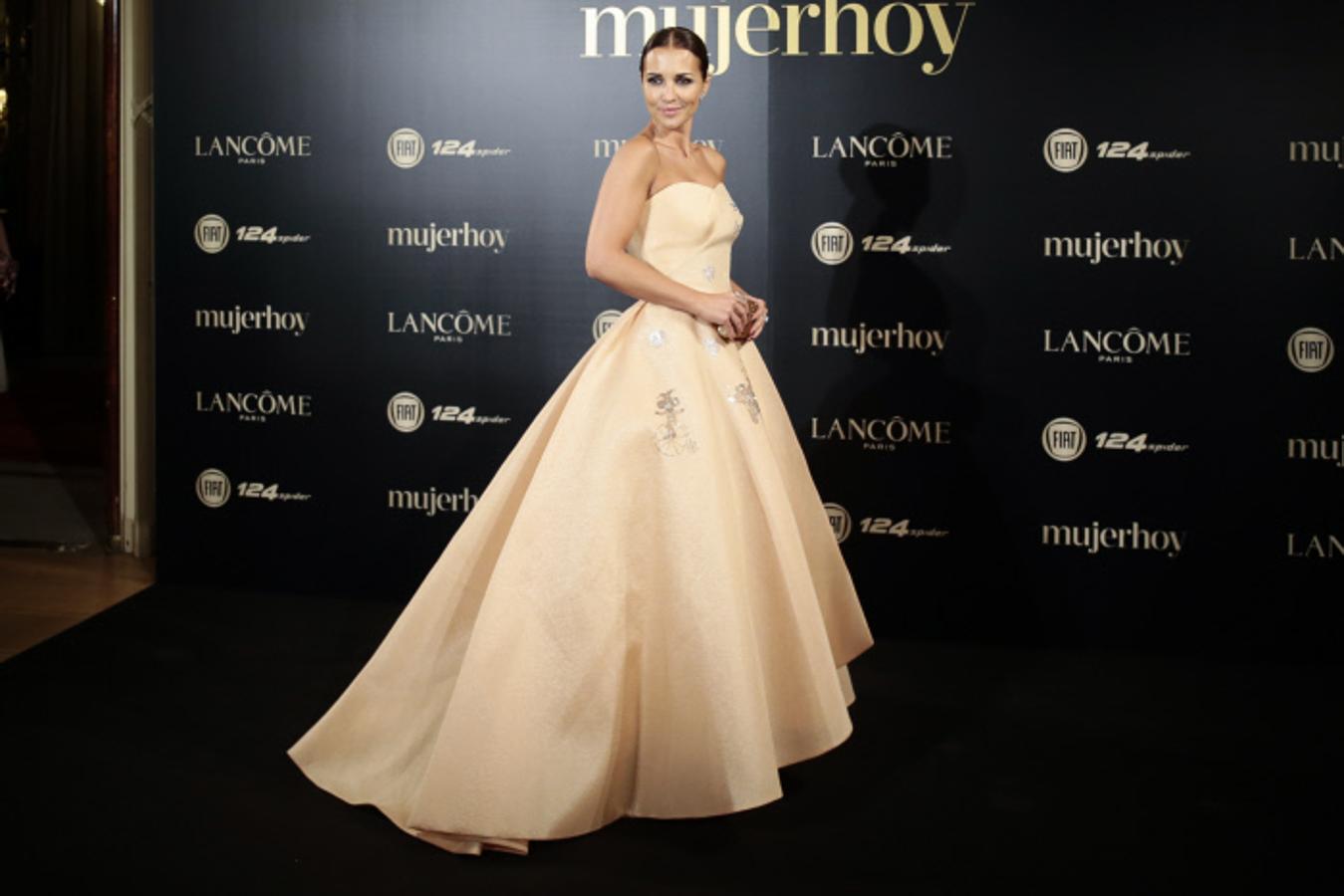 Fue una de las invitadas más elegantes de los Premios Mujerhoy con un diseño color melocotón con escote palabra de honor de Isabel Sanchís.