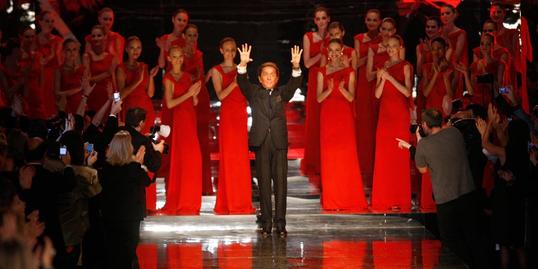 Valentino se retira y lo celebra con un desfile donde las modelos lucían diseños en rojo Valentino en Roma, 2007.