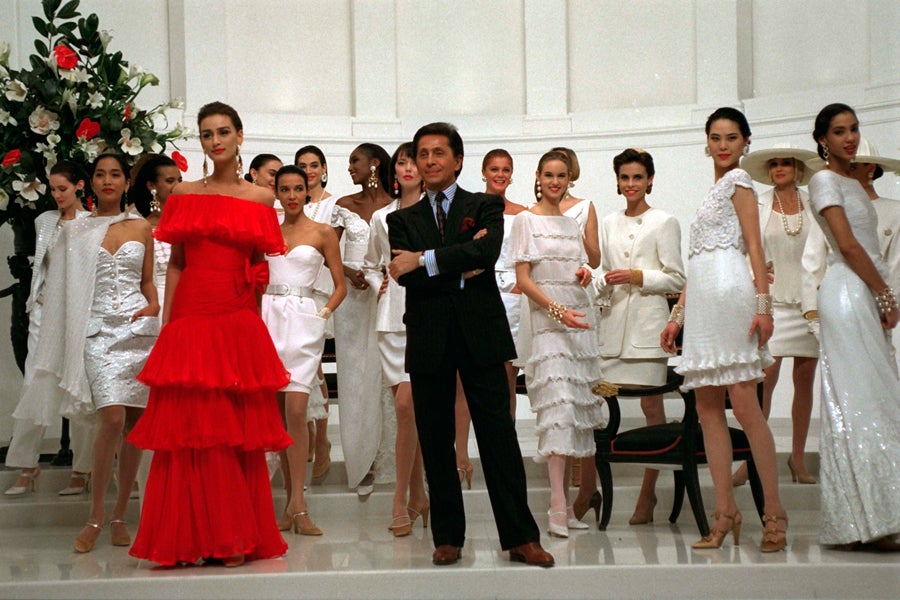 Valentino posa con su colección Primavera/Verano en 1990 en Roma.