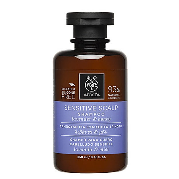 Champú holístico para cuero cabelludo sensible con lavanda y miel de tomillo, de Apivita (13 €).