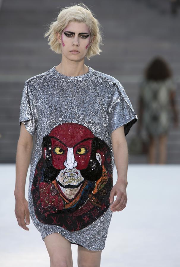 Vestido-camiseta cargado de brillo en la nueva colección de la firma