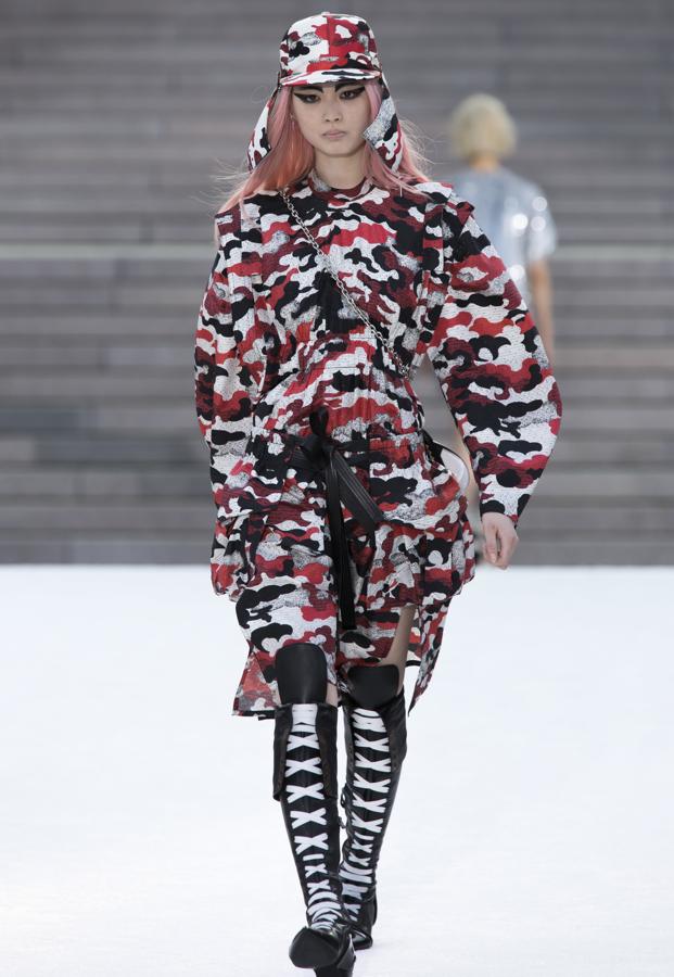 Una de las propuestas en la colección crucero de la casa francesa es este estampado camufñaje en granate y gris