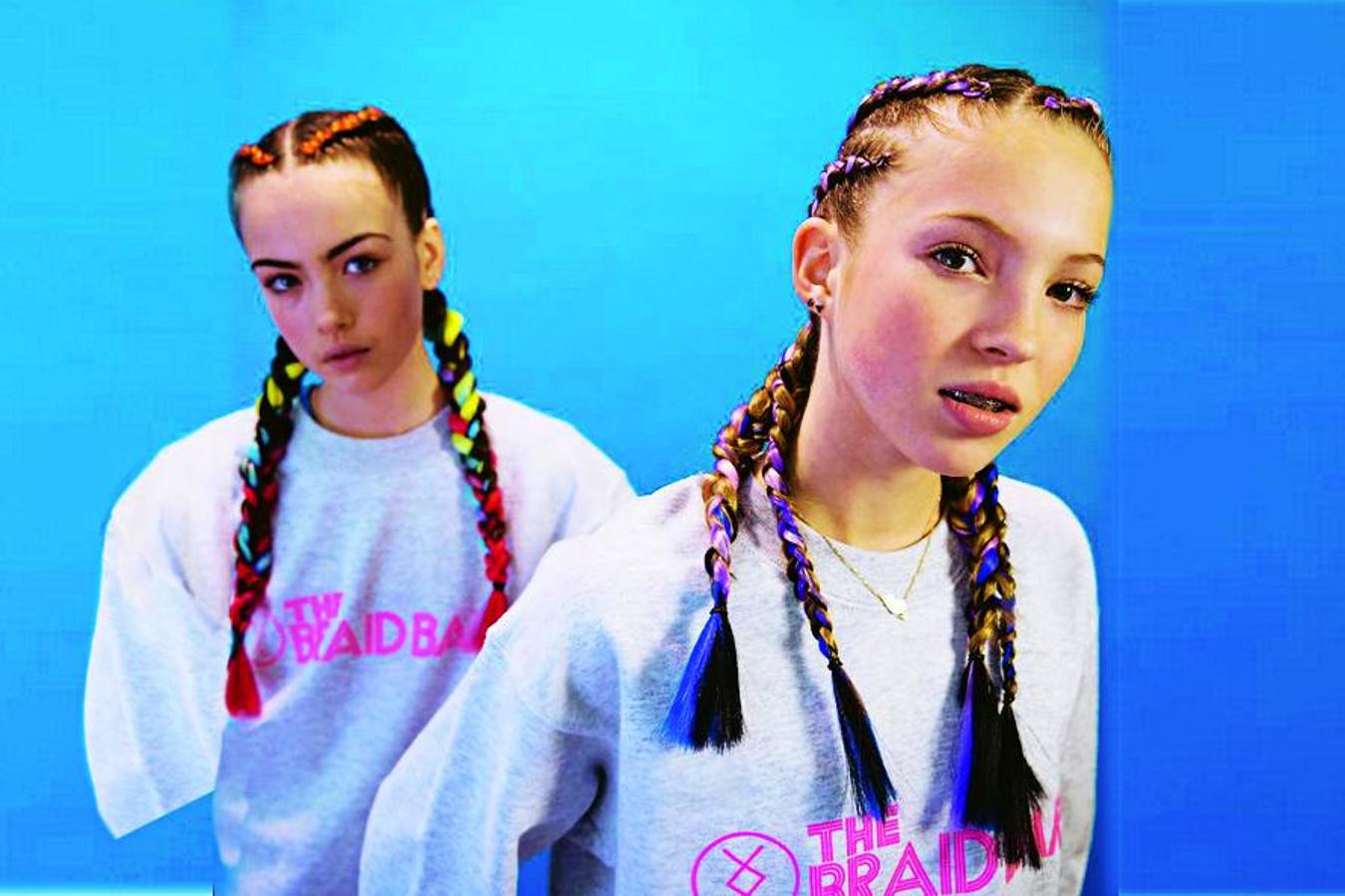 Lila Grace ha comenzado su carrera con 14 años. La misma edad con la que su madre se estrenó como modelo. Coincidencia o no, la hija de Kate Moss ha hecho su primera campaña para la firma Tha braid bar junto a la Stella Jons (en segundo plano), hija del guitarrista de The Clash. ¿Tendrá la misma carrera meteórica que su madre?