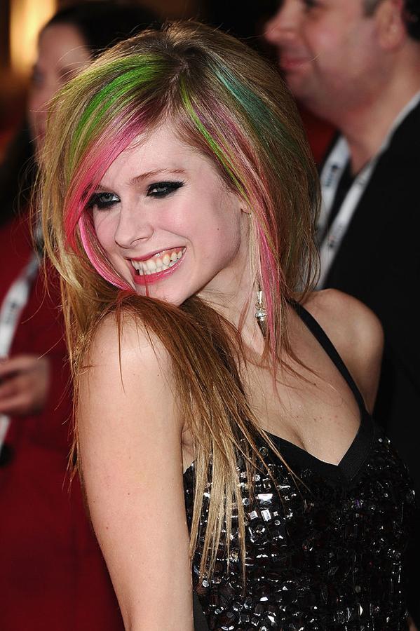 La cantante Avril Lavigne con un divertido tono de pelo en el que mezcla mechas rosas, verdes y azules con su color rubio oscuro.