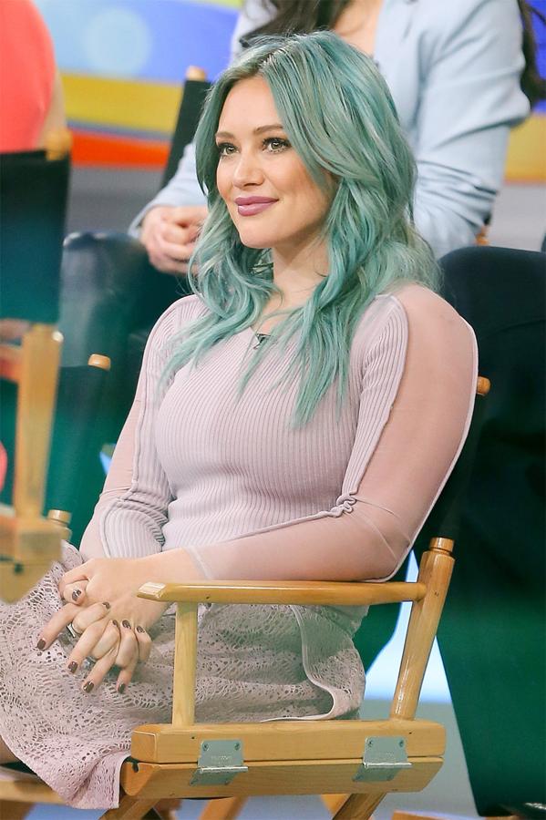 La actriz Hilary Duff es otra de las famosas que no tiene miedo a llamar la atención con su color de pelo. El azul pastel le sienta muy bien a su tono de piel.