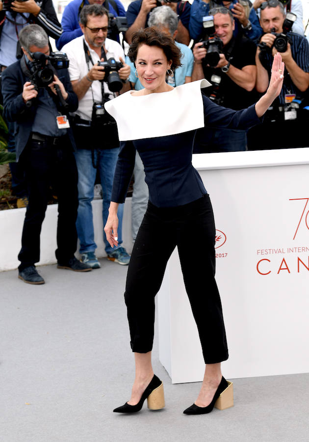 Aprovechando que estaba al lado del mar, la actriz y cantante francesa se enfundó un total look de estilo marinero de Jacquemus con top con maxicuello, pantalones Capri y salones de tacón cuadrado