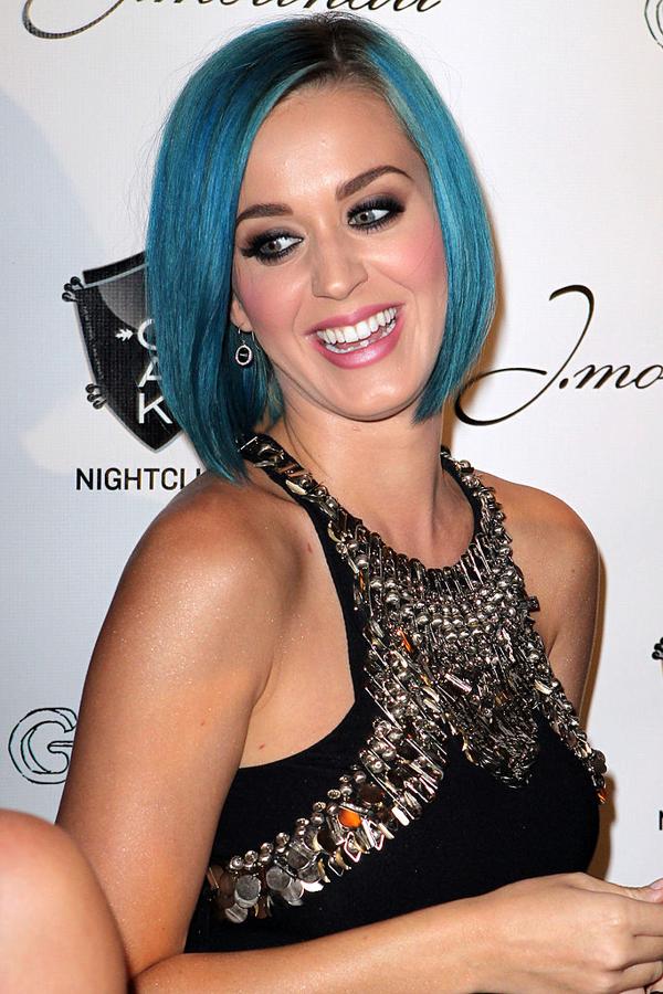 ¿Peluca? ¿Tinte? La cantante Katy Perry es una experta en los colores más extravagantes para el pelo. Nada se le resiste, ni el azul, ni el lila, ni el rosa...