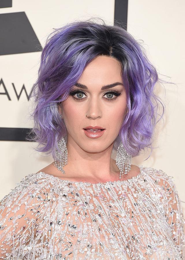Otro de los tonos de pelo con los que se ha atrevido la cantante Katy Perry es con el púrpura.