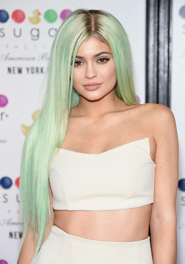 La pequeña del clan Kardashian también se atreve con un color bastante extravagante para el cabello: el verde menta.