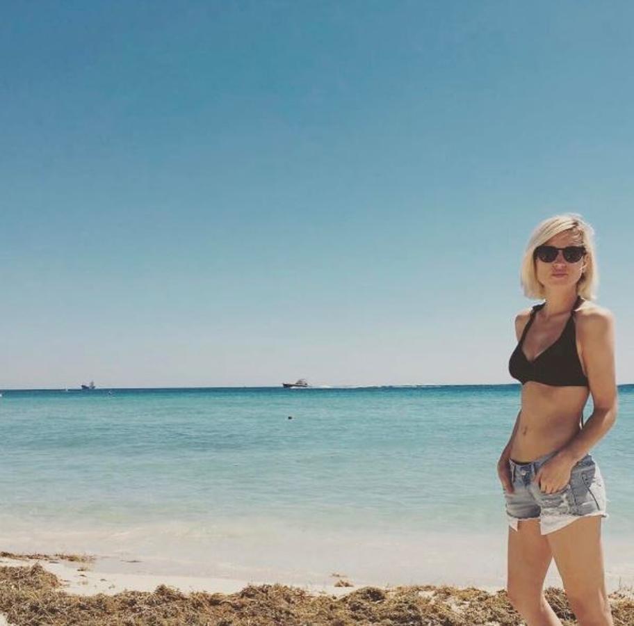 La actriz de 'Las chicas del cable' es de clásicos: bikini negro y shorts vaqueros para ir a la playa.